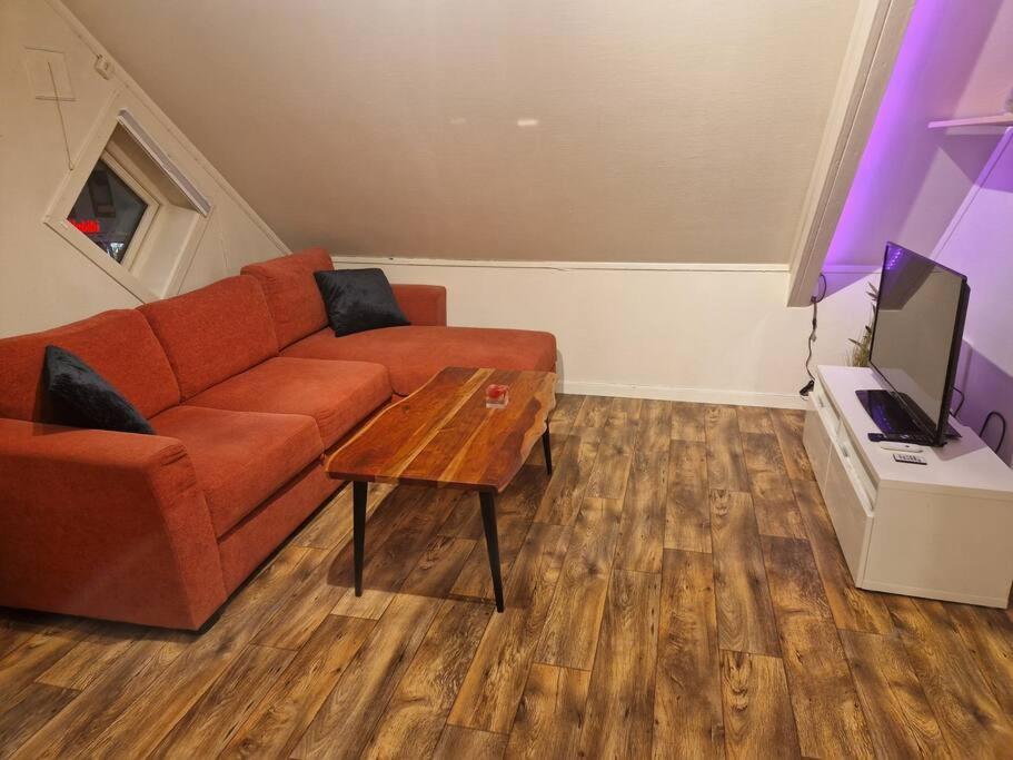 Smaller Apartment Next To Bridge トロムソ エクステリア 写真