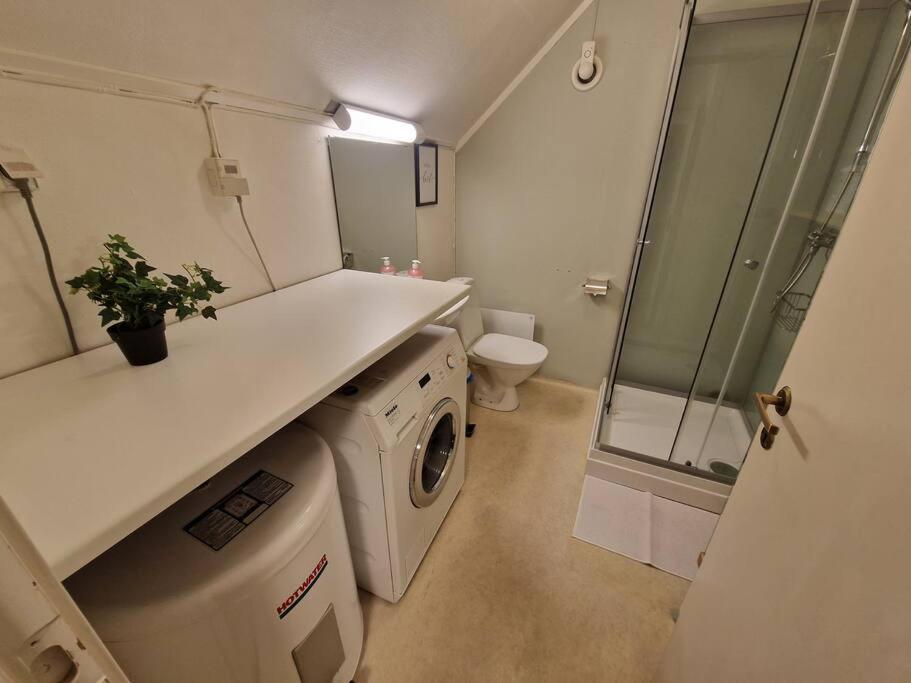 Smaller Apartment Next To Bridge トロムソ エクステリア 写真